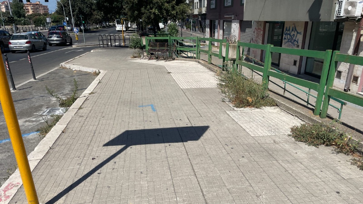 Nei quartieri di Crotone: Corso Mazzini, il cuore della città soffocato dall’incuria -