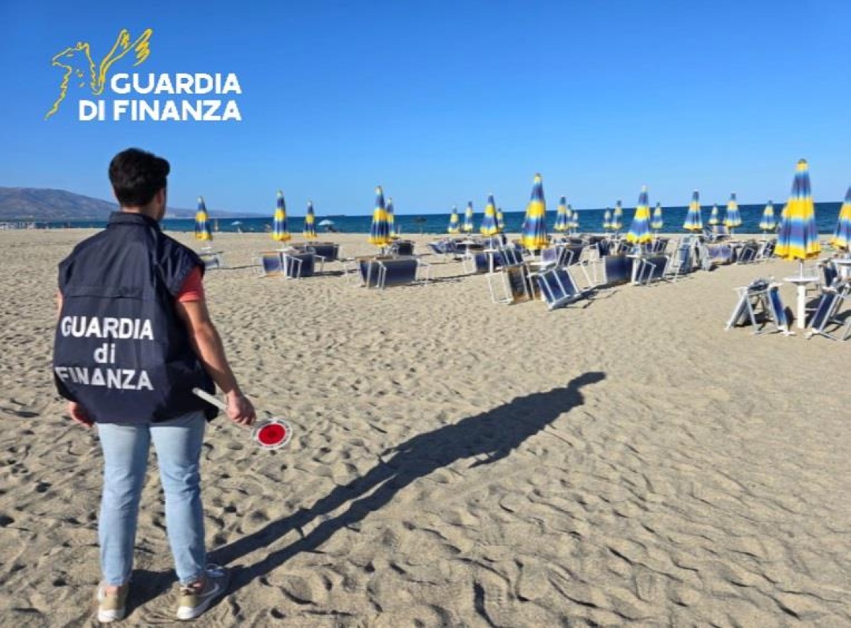 Cariati, scoperto lido abusivo: la Guardia di Finanza sequestra ombrelloni e lettini per 30mila euro -