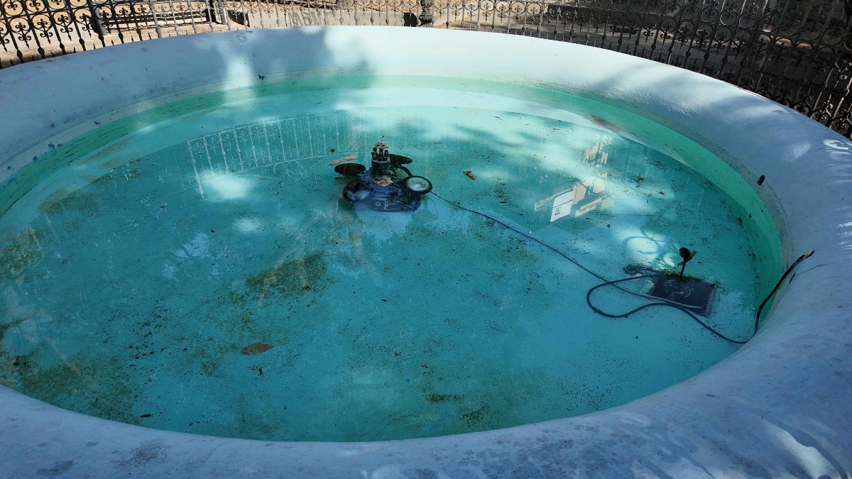 Crotone – Ripulita la vasca di piazza Umberto I, ma si torna subito all'attacco -