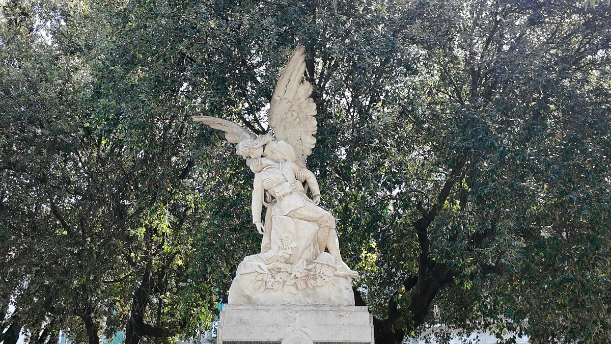 Un giro nel centro storico.... il monumento ai caduti e la venuta di Vittorio Emanuele III a Crotone -