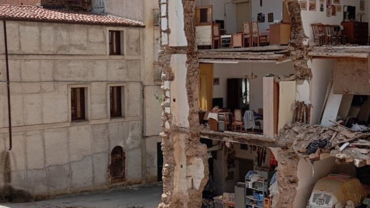 Paura a Lamezia Terme: crolla la facciata di un palazzo -
