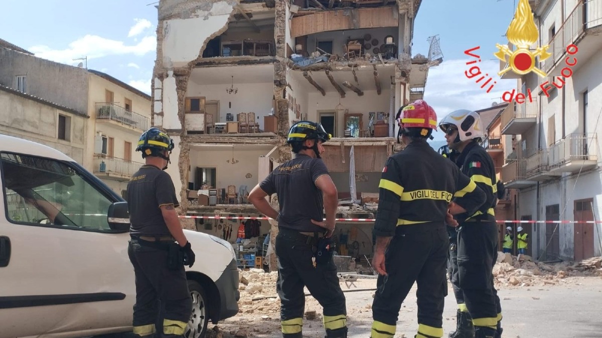 (VIDEO) Crolla la facciata di una palazzina a Lamezia Terme: nessun ferito, famiglie evacuate - 