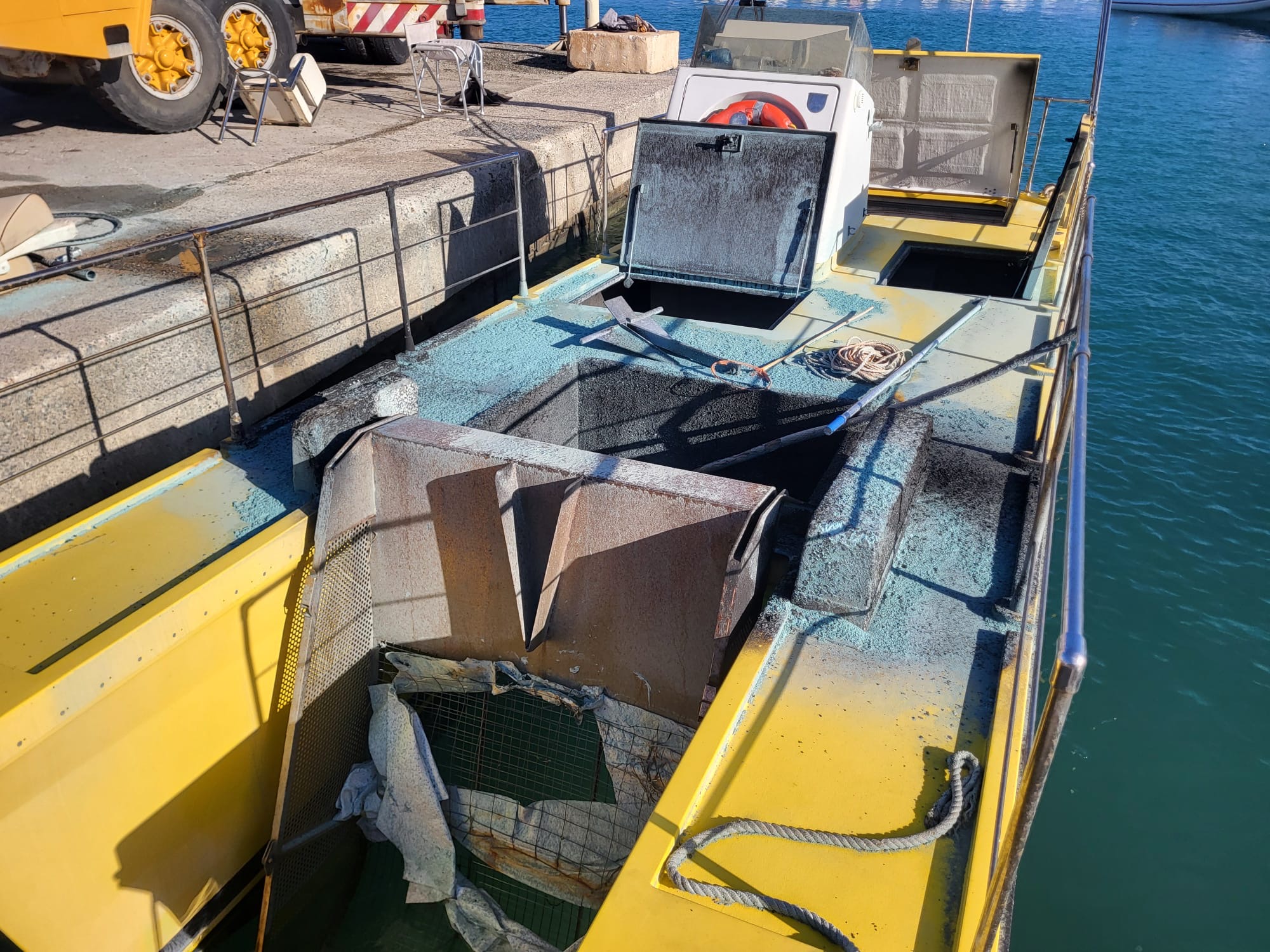 Calabria - Tentato incendio a un battello pulisci mare -