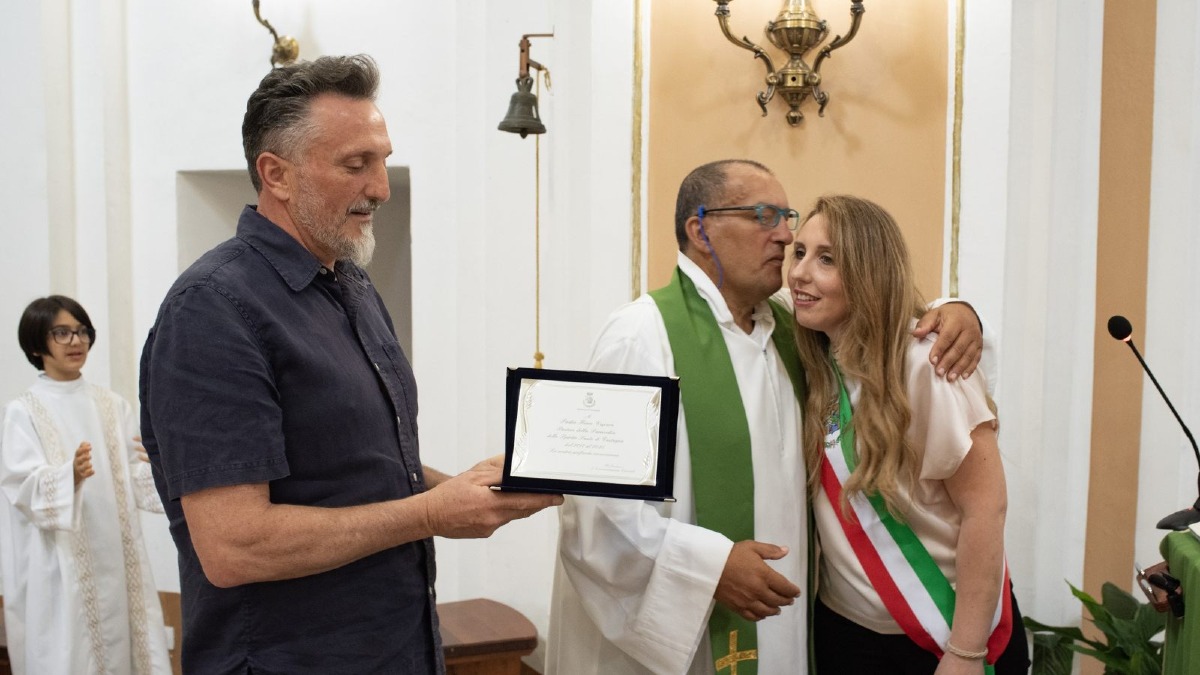 Carlopoli saluta Don Fiore Capace: un parroco nel cuore della comunità -