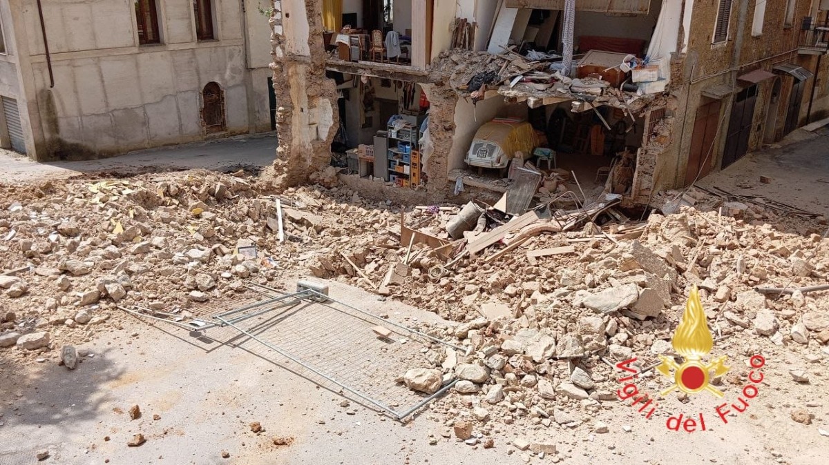 Crolla la parete di un edificio a Lamezia Terme, Procura apre un’inchiesta -
