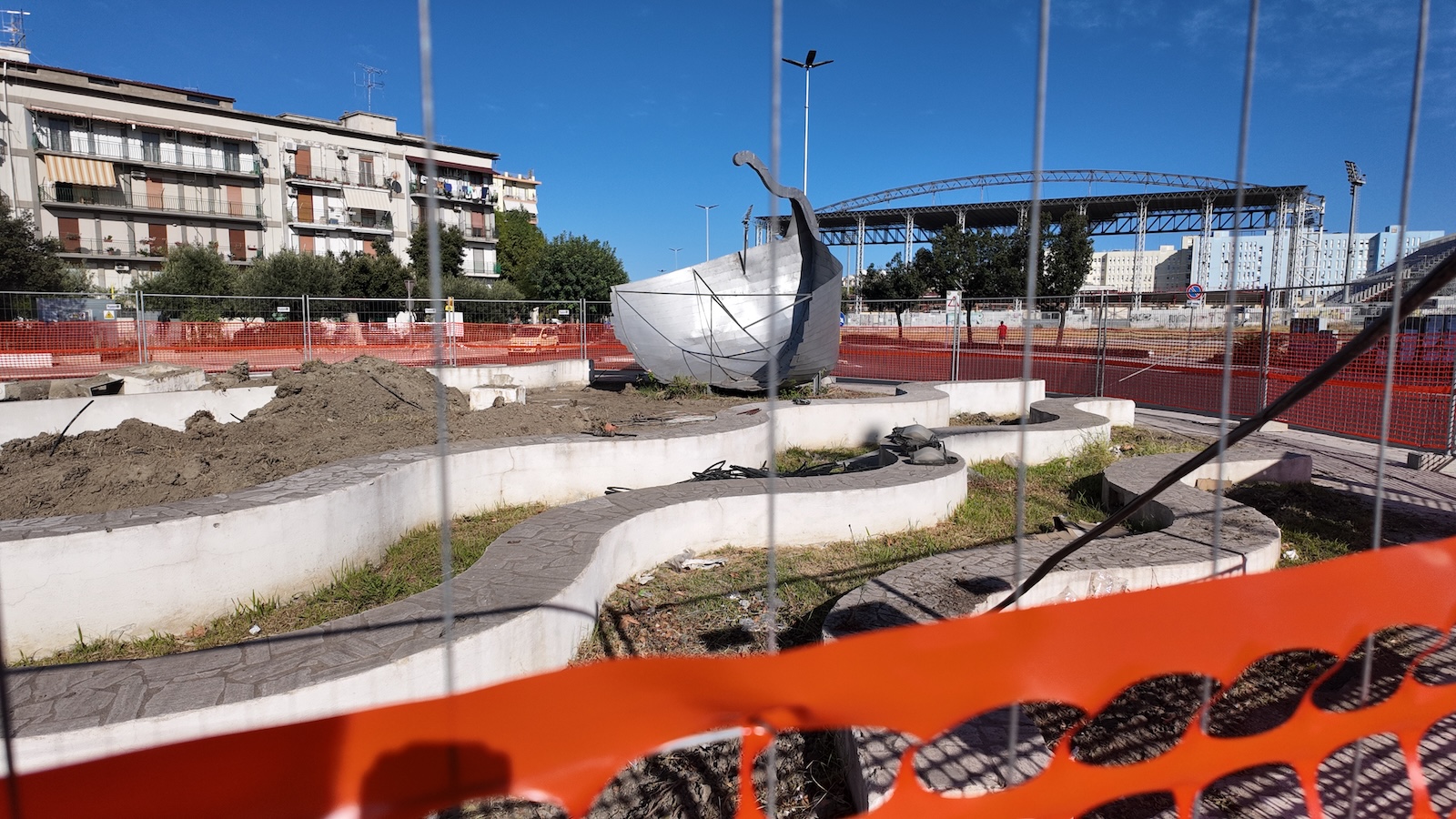 Crotone, al via la riqualificazione delle rotonde con Antica Kroton: si parte "dalla barca" - Rotonda piazza caputi barca
