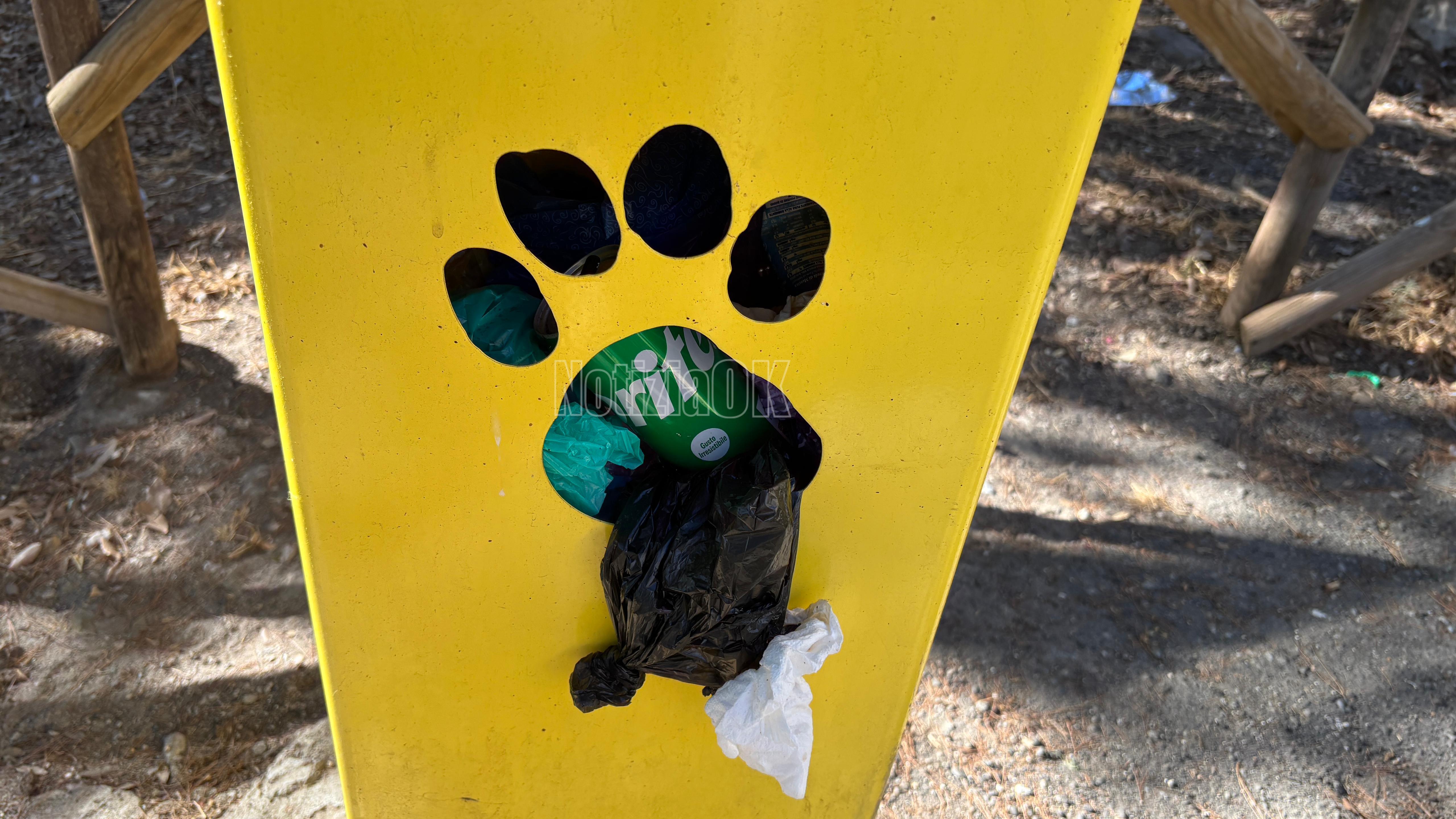 Crotone – Cestini per deiezioni canine nella villa comunale: utili ma trascurati e pieni -