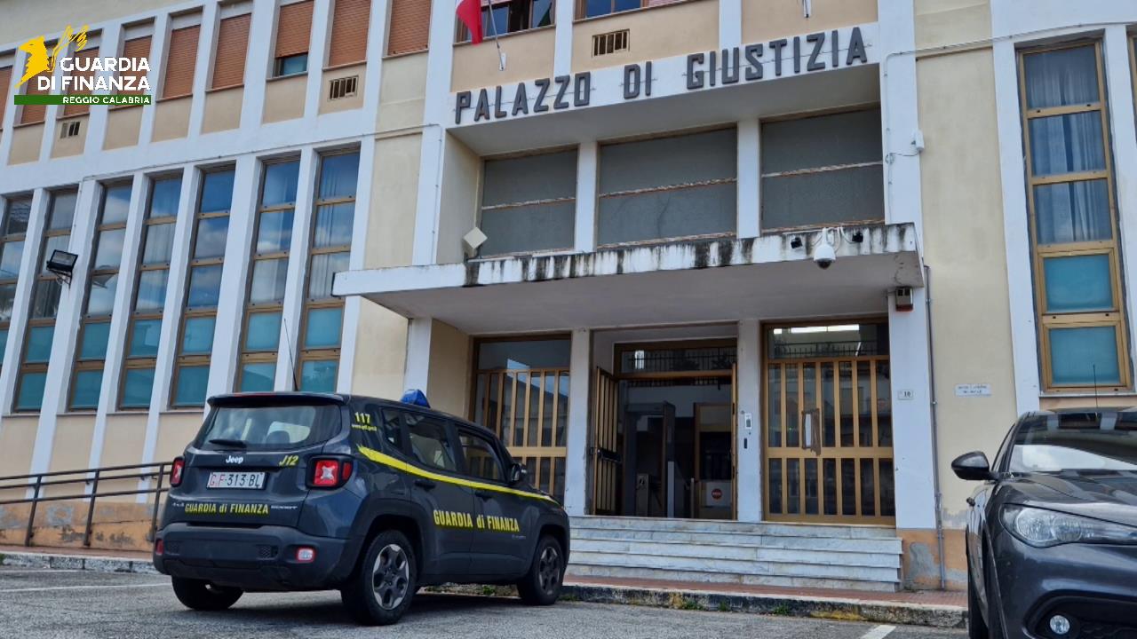 Calabria - Indagine su falsi certificati: arresti domiciliari per due medici -