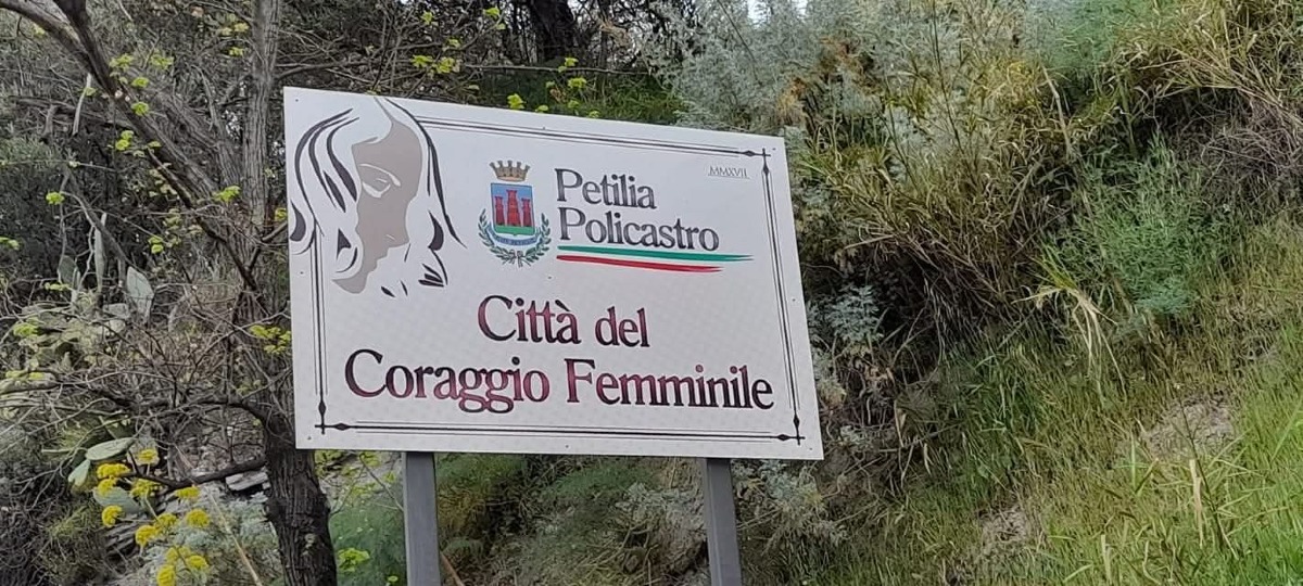 Petilia Policastro, ripristinata la targa “Città del Coraggio Femminile” - 