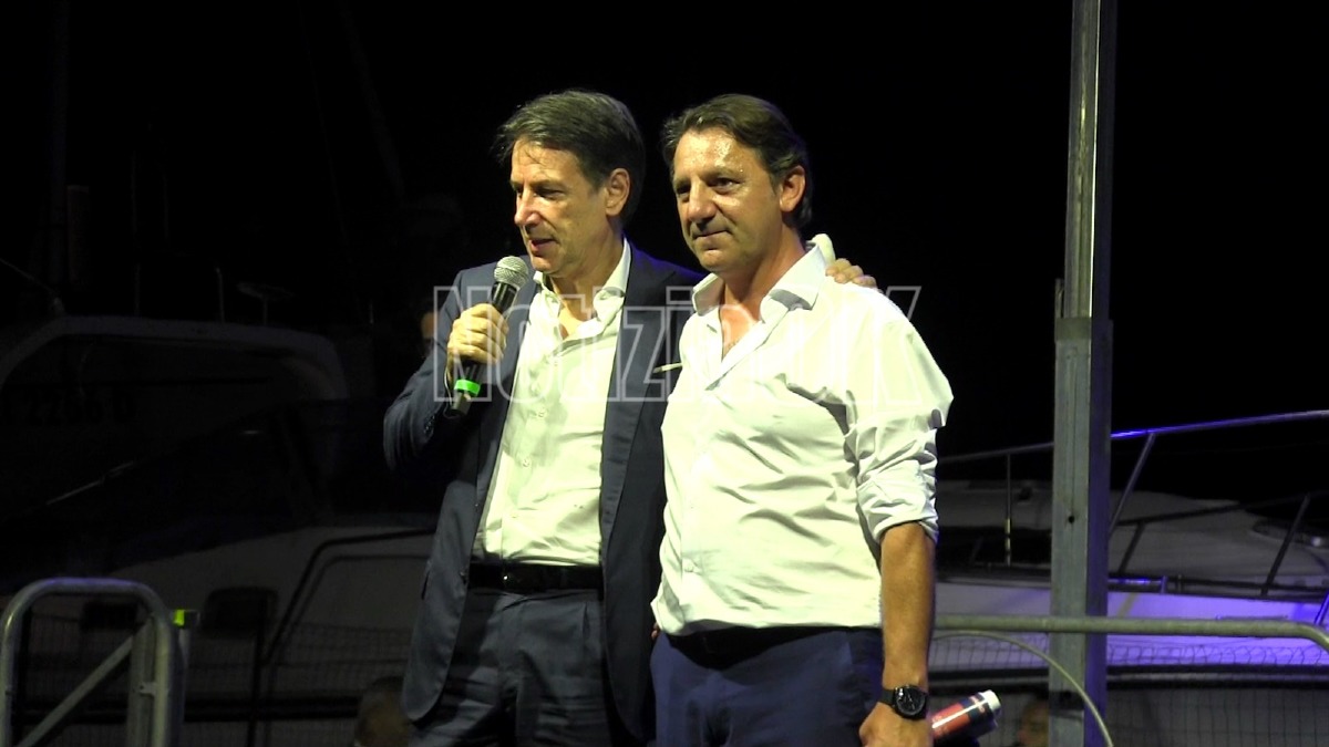 (Video) Conte presenta la candidatura di Tridico a Crotone: “Basta attese infinite, bonifica e reddito per rilanciare la Calabria” - 