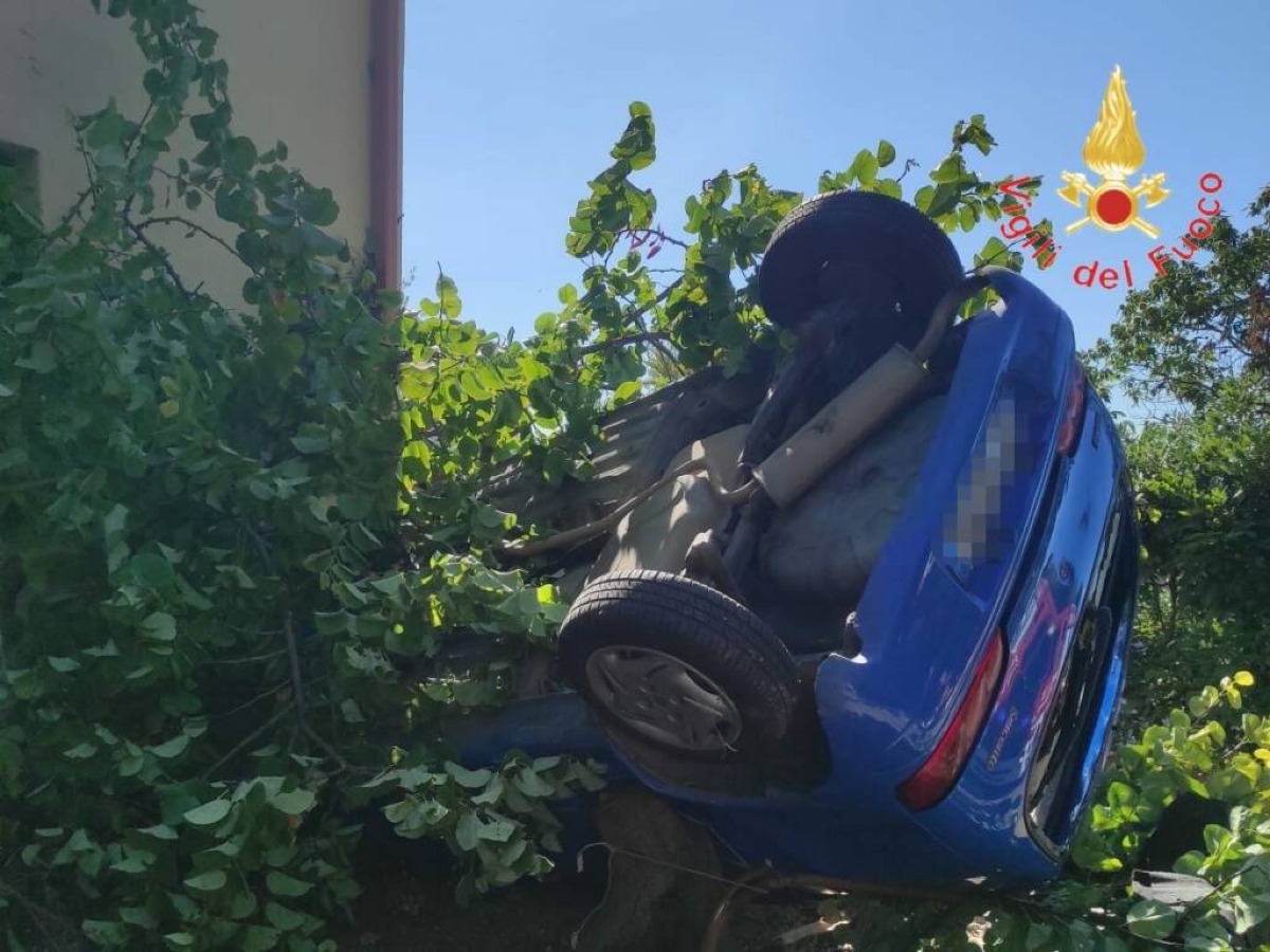 Incidente a Tiriolo: auto si ribalta in proprietà privata, due anziani trasportati in ospedale -