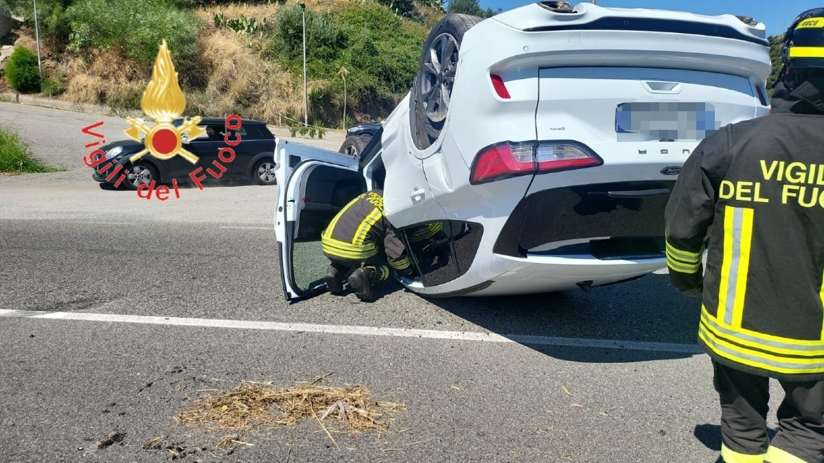 Incidente sulla SS106 a Squillace: auto si ribalta, un ferito trasportato in ospedale -
