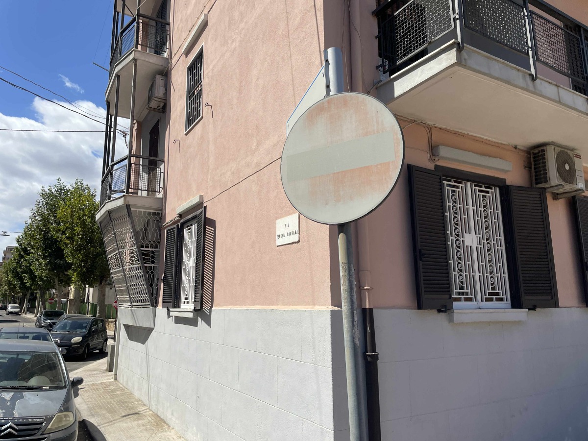 Nei quartieri di Crotone – Segnale stradale sbiadito in prima traversa Vecchia Carrara: più cura per Corso Mazzini -