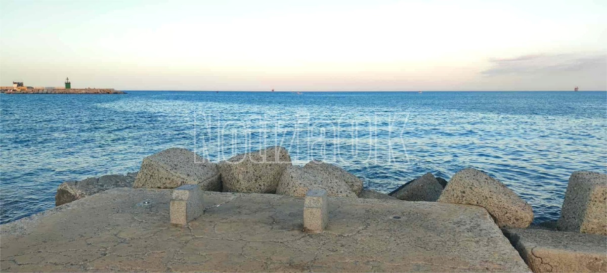 Nei Quartieri di Crotone - Panchina con vista mare: rimane il ricordo ma si spera nel ripristino -
