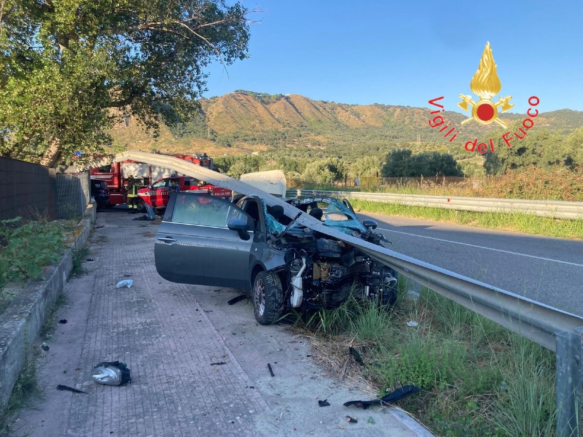 Auto finisce contro il guardrail sulla SS106, coinvolti quattro giovani -