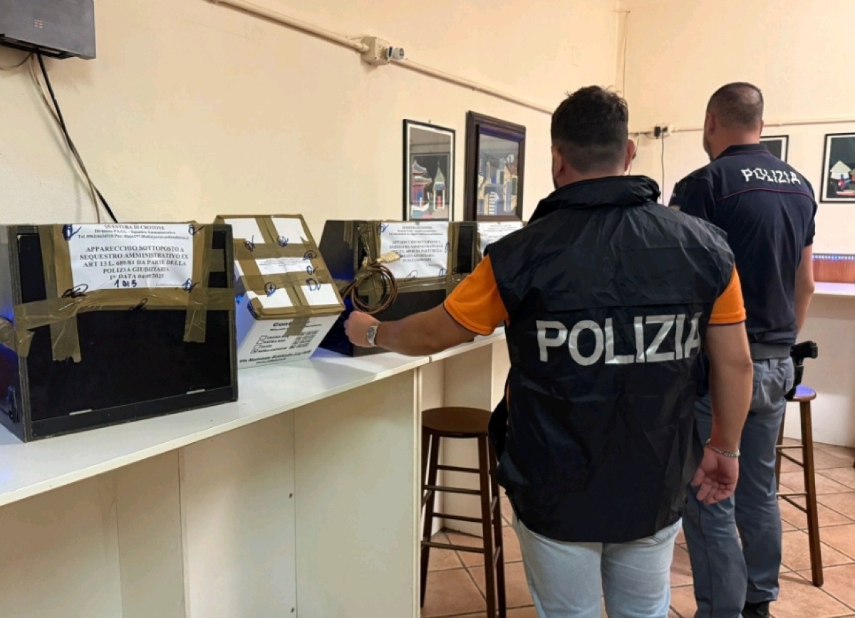 Blitz della Polizia di Stato ad Isola Capo Rizzuto: scoperta sala giochi abusiva -