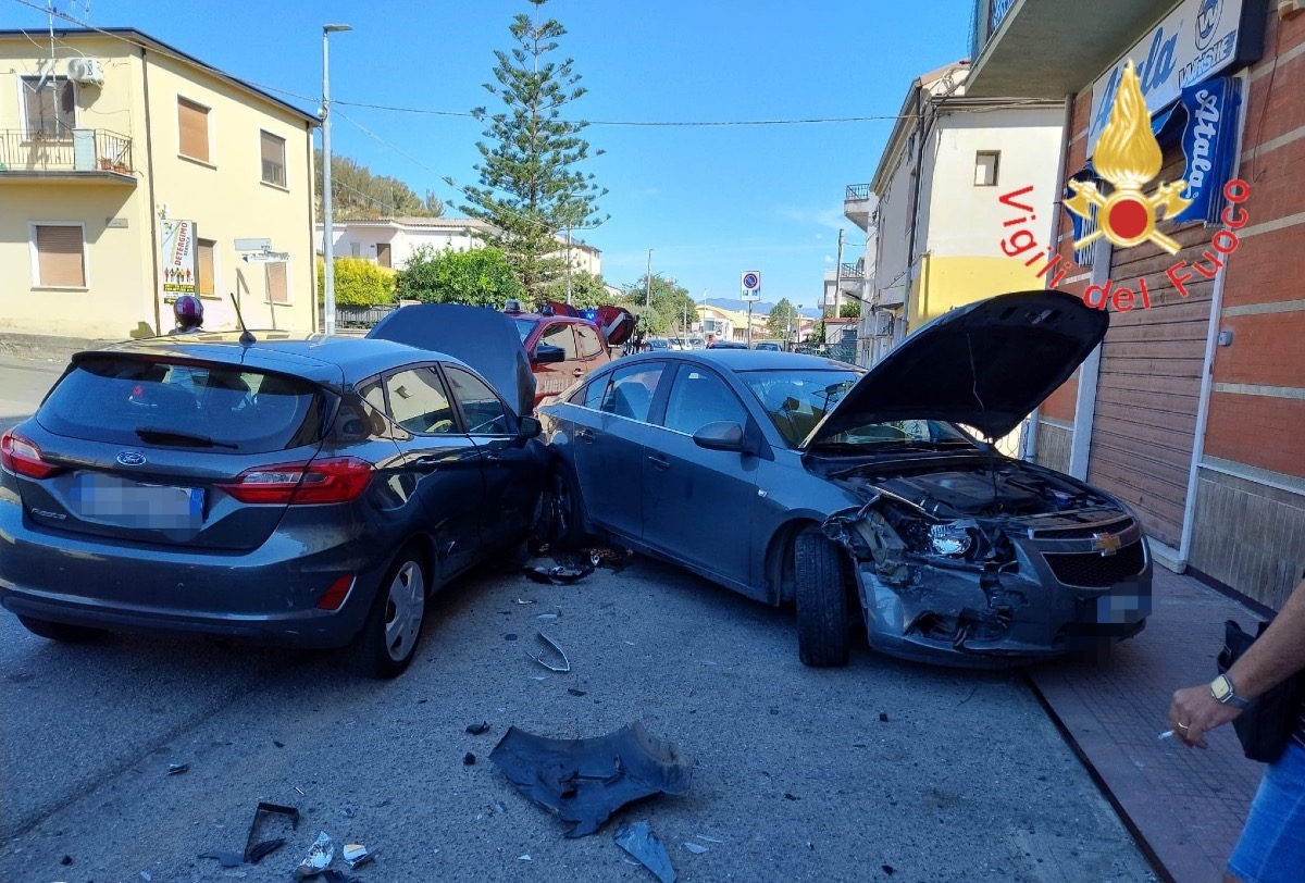 Catanzaro - Incidente su viale Magna Graecia: auto contro vettura in sosta -