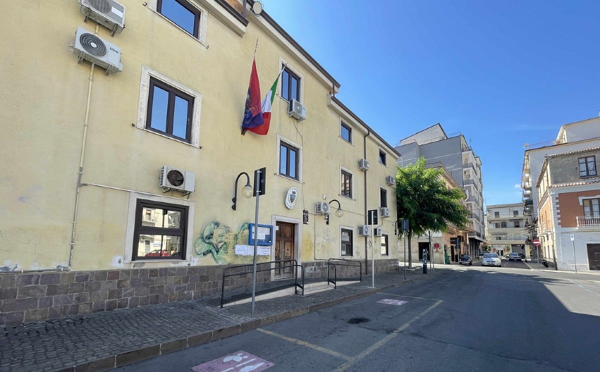 Crotone - In fila per ore per la carta d'identità, cittadini chiedono pensiline e sedute -