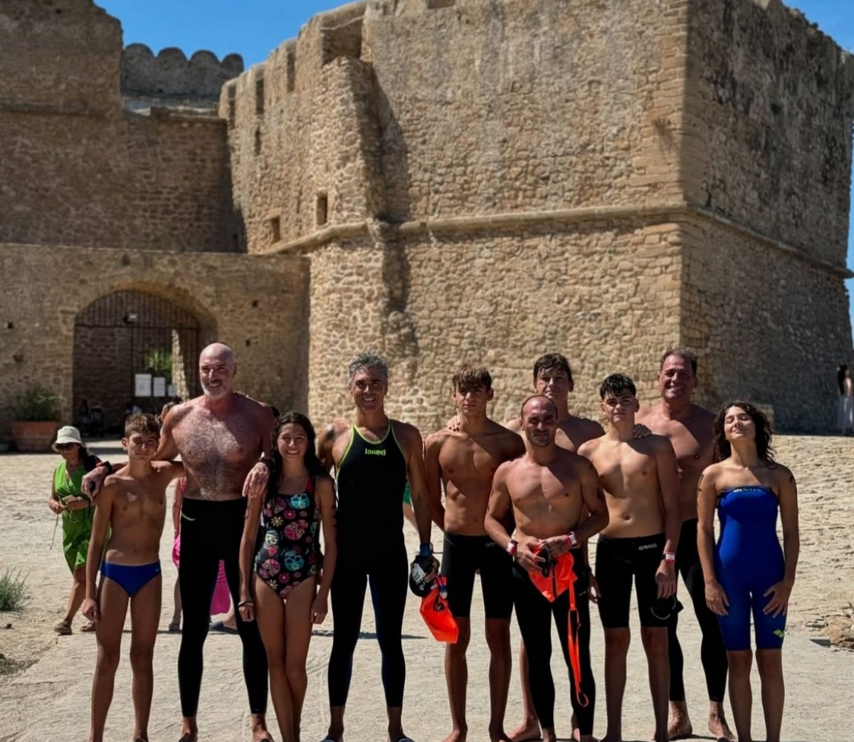 Isola C.R. – Kroton Nuoto da applausi a Le Castella: terzo posto al Trofeo Fabiano -