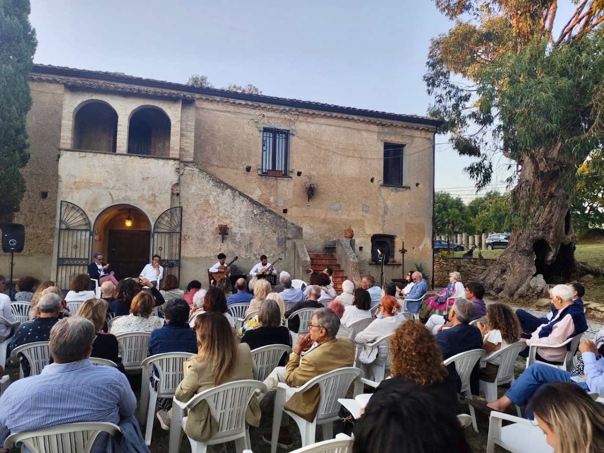 Cortale, Massimo De Lorenzo incanta a «A Palazzo con lo Scrittore» -