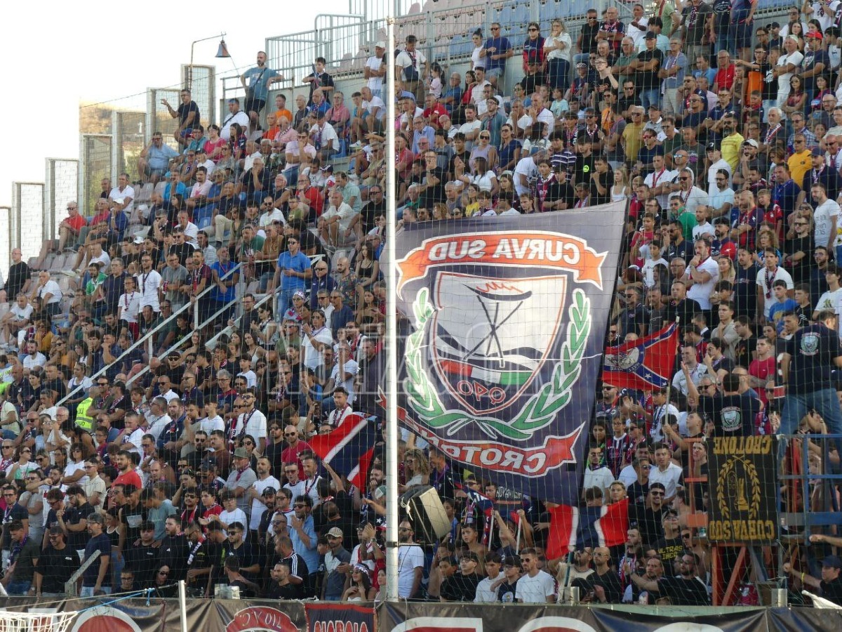 (Foto) #CrotoneCosenza 0-0 | Poche emozioni ma sugli spalti è una festa di tifo a tinte rossoblù -