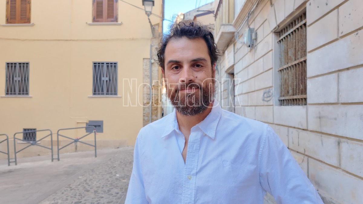 (VIDEO) Carlo Gallo anima il centro storico di Crotone con il Festival della Poesia Itinerante - 