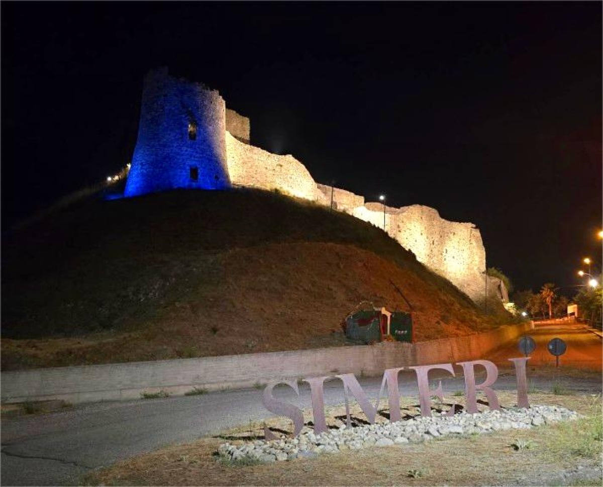 Simeri Crichi celebra la Giornata Mondiale della Fibrosi Cistica: la Torre del Castello si tinge di blu -