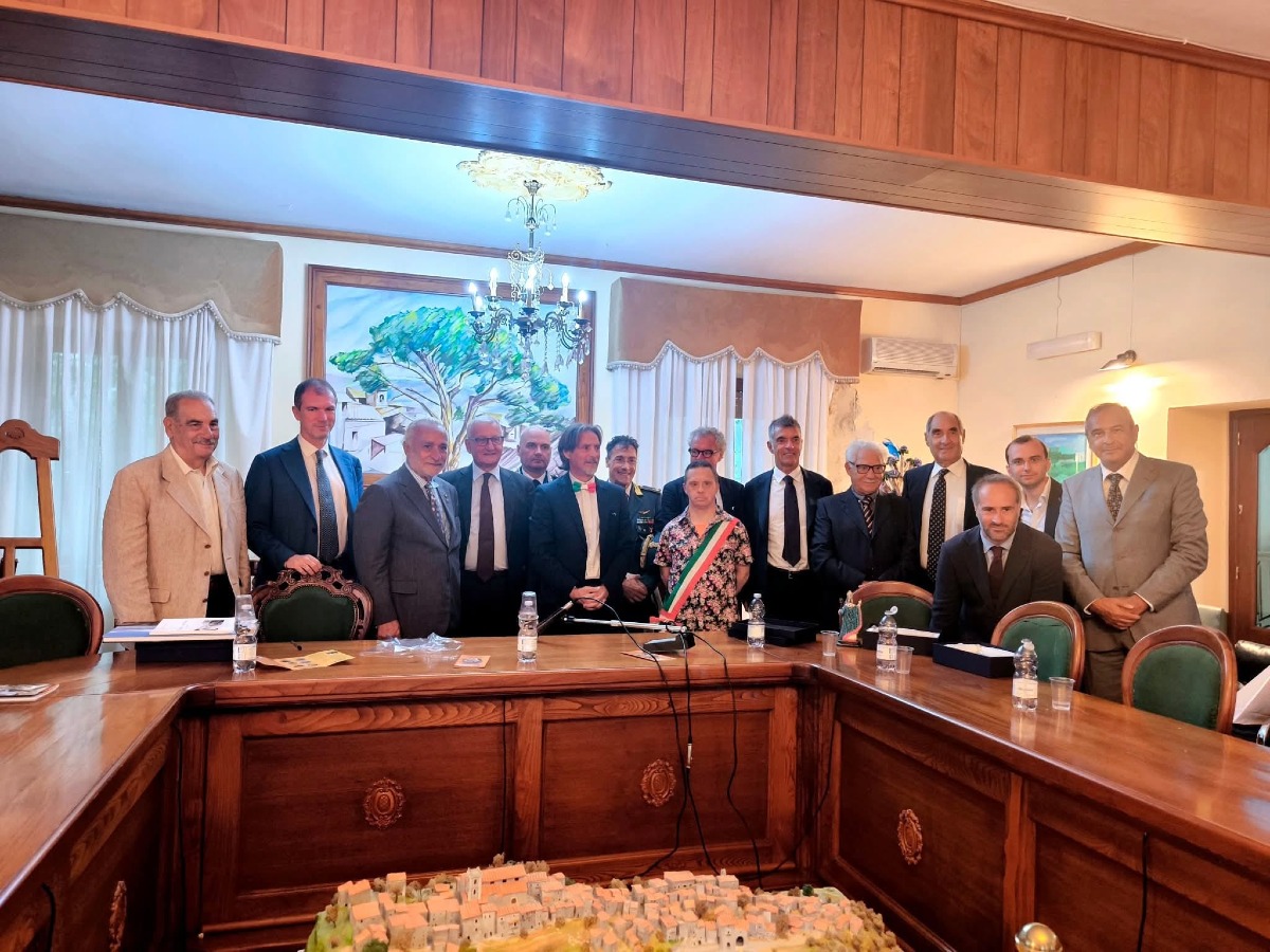 Il prefetto De Rosa premia a Pentone il giudice della Corte Costituzionale Marini -