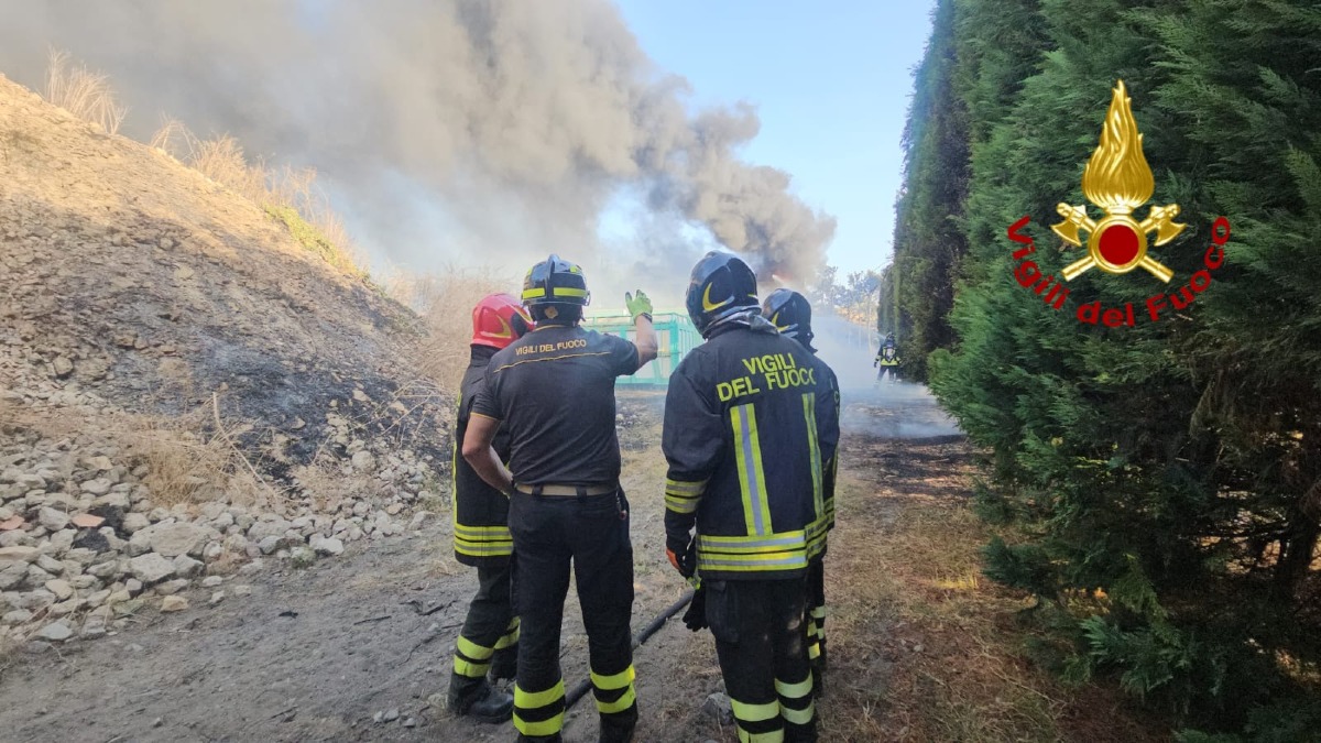 Incendio nell’area industriale di Crotone: fiamme in un’azienda di smaltimento rifiuti - 