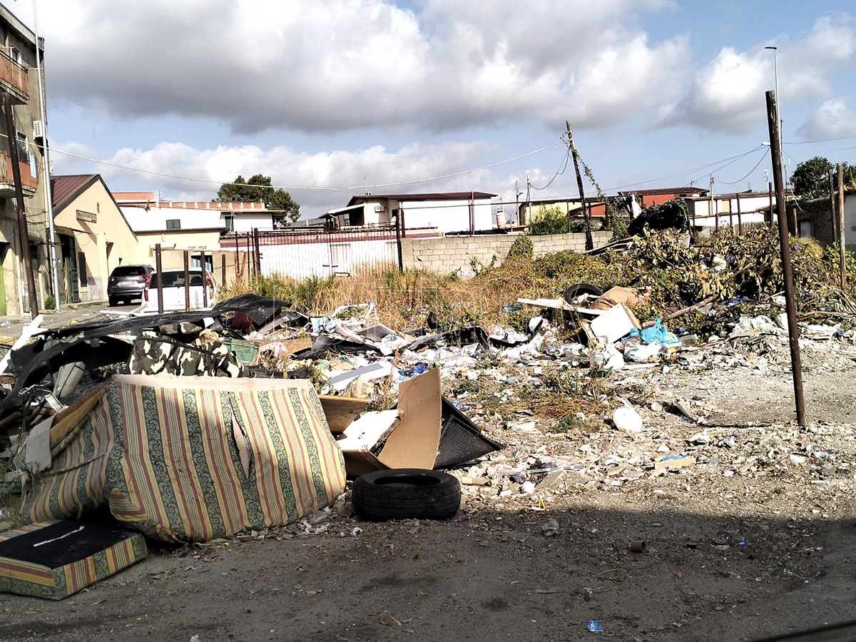 Crotone - Via Macello di nuovo area nel degrado tra rifiuti abbandonati e ingombranti -