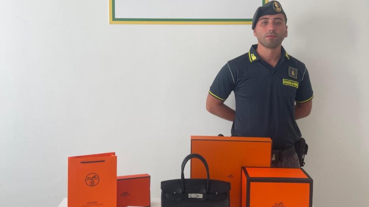 Costa Smeralda, maxi-sequestro di merce contraffatta: oltre 4.300 articoli bloccati dalla Finanza -