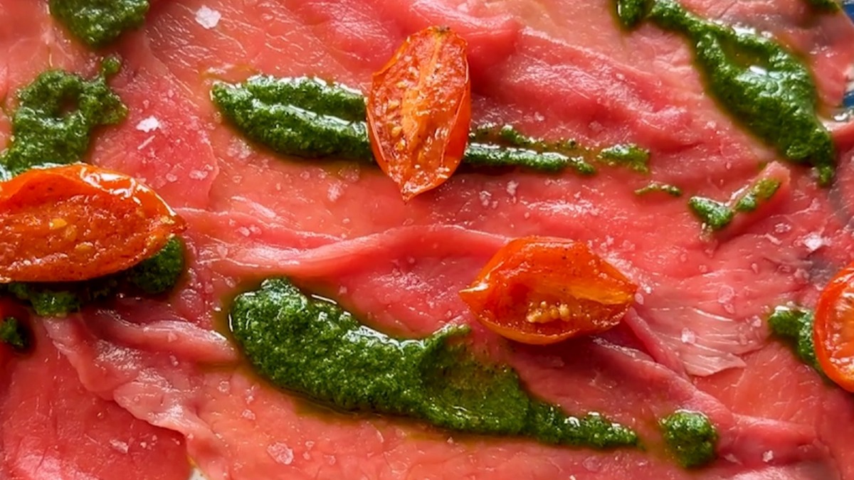 Un morso al sapore... Carpaccio gourmet: rucola, fonduta e un tocco di creatività - 
