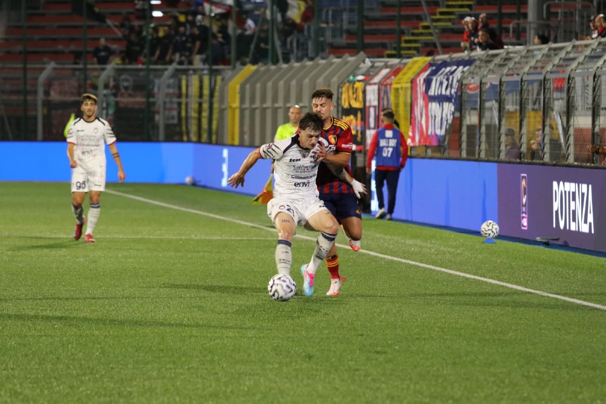 #PotenzaCrotone 3-3 |  Il Crotone butta via la vittoria: solo un pareggio al "Viviani" - Foto: Antonio Croglia