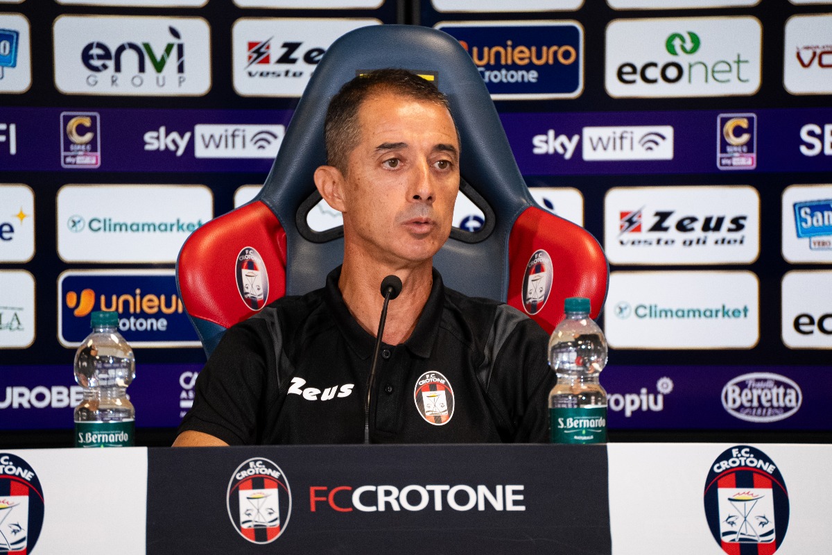 #PotenzaCrotone 3-3 | Mister Longo: "La squadra mostra una sua identità, portiamo a casa un pareggio" -