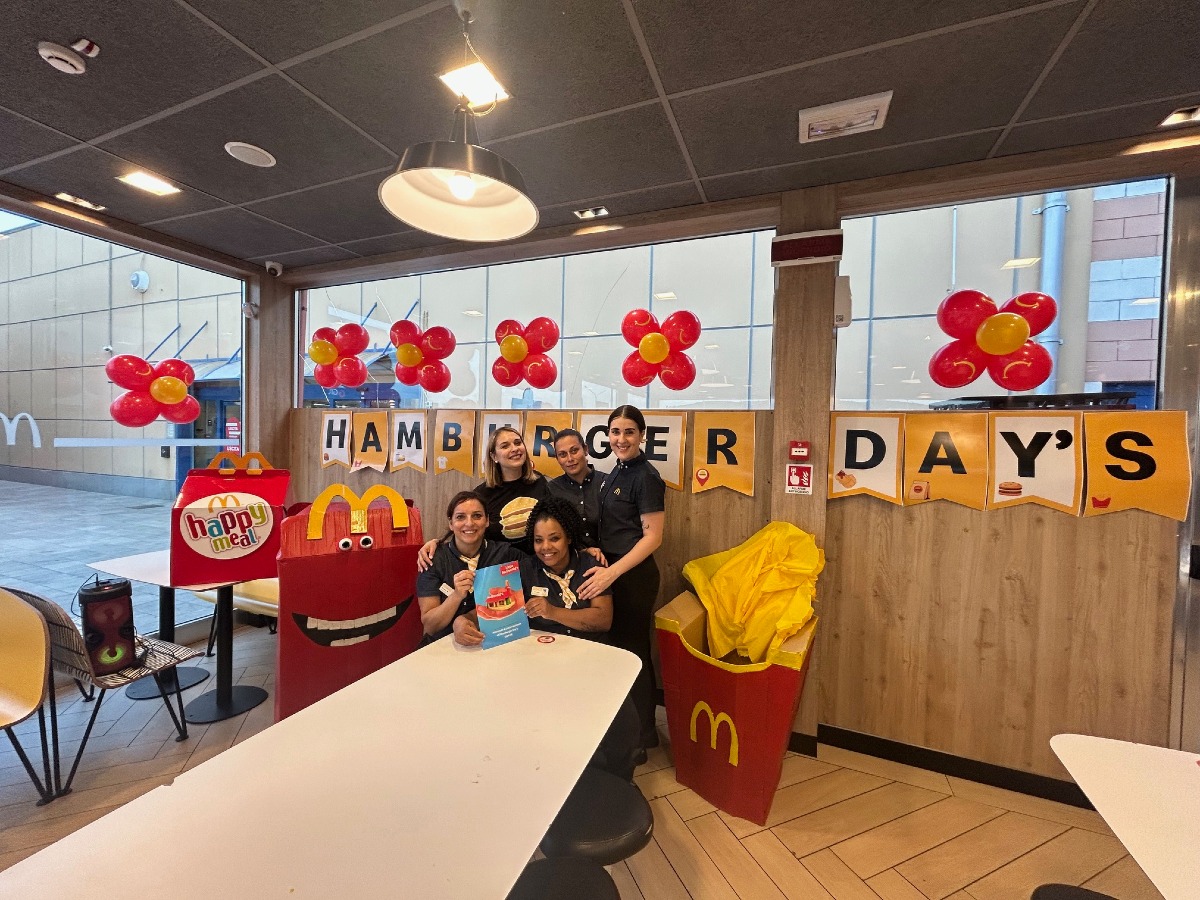 Hamburger e sorrisi: McDonald’s accoglie circa 200 bambini in festa prima dell’inizio della scuola -