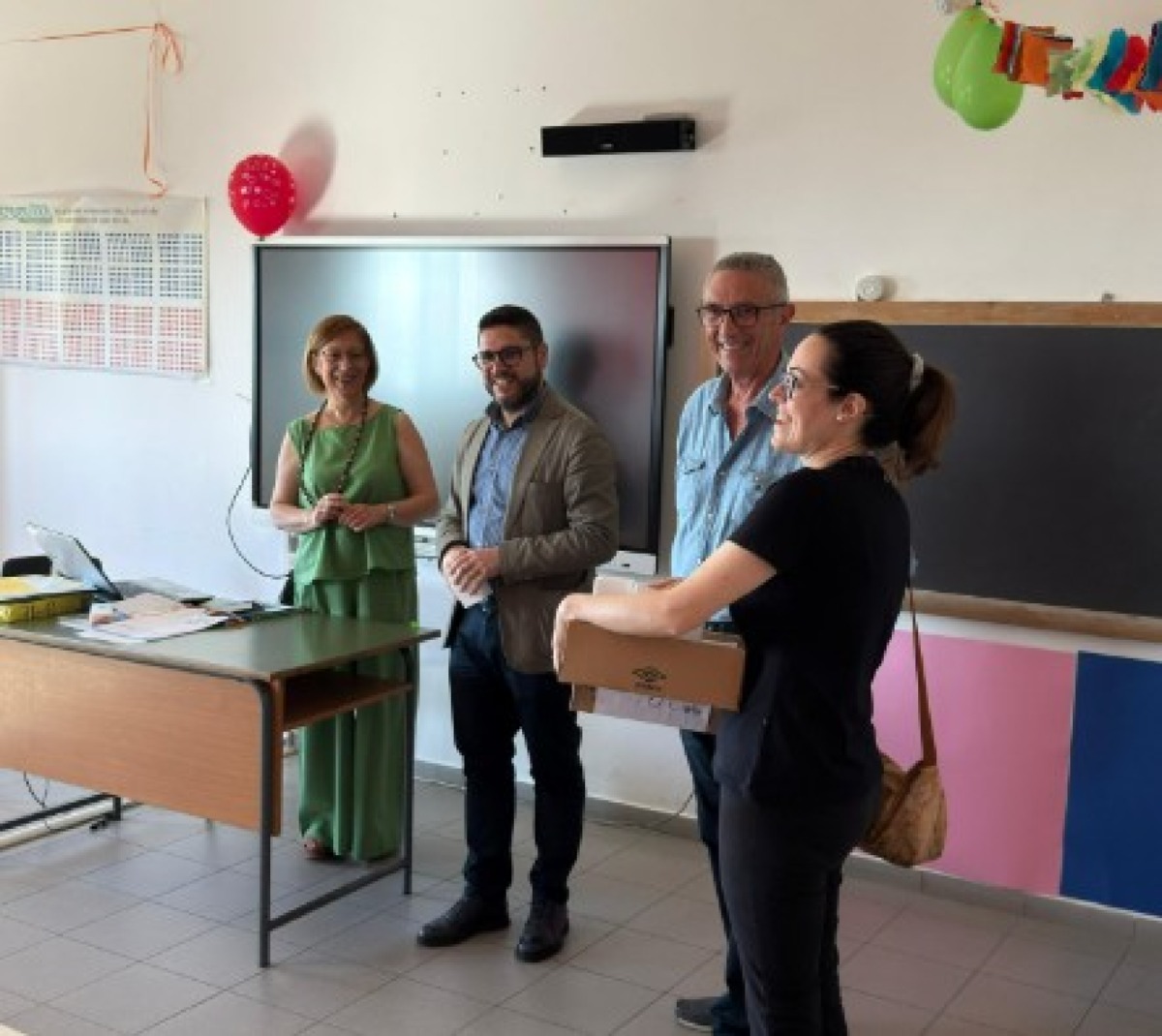 Saracena, il Sindaco dona un portapenne ad ogni studente - 