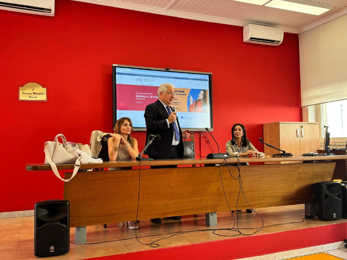 Il Sindaco Mario Murone in visita nelle scuole di Lamezia Terme per l'inizio dell'anno scolastico - 