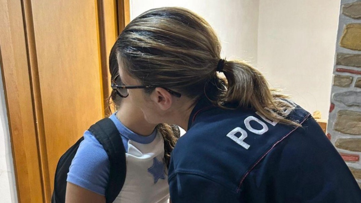 Crotone, la Polizia di Stato augura buon anno scolastico agli studenti - 
