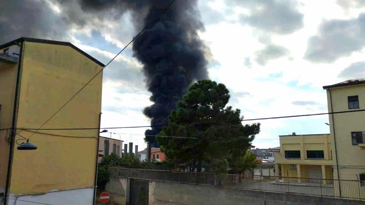 Isola di Capo Rizzuto, in fiamme la scuola in costruzione in Villa Ilice: sul posto i Vigili del Fuoco - 