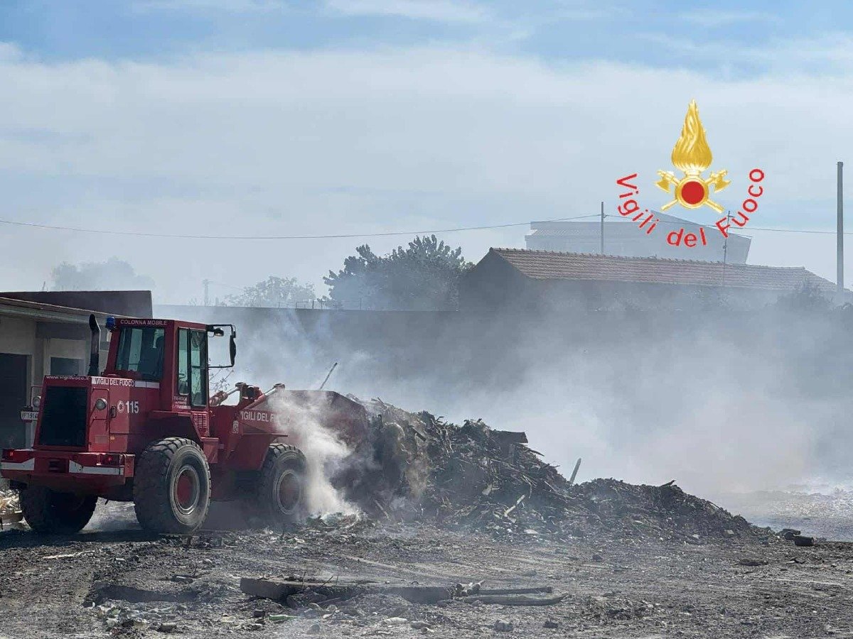 Mercato ortofrutticolo in fiamme: intervento dei Vigili del Fuoco - 