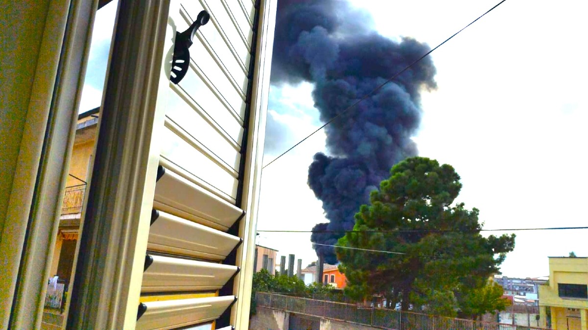 Incendio a Isola di Capo Rizzuto: tetto in legno distrutto in una scuola in costruzione (Aggiornamento) - 