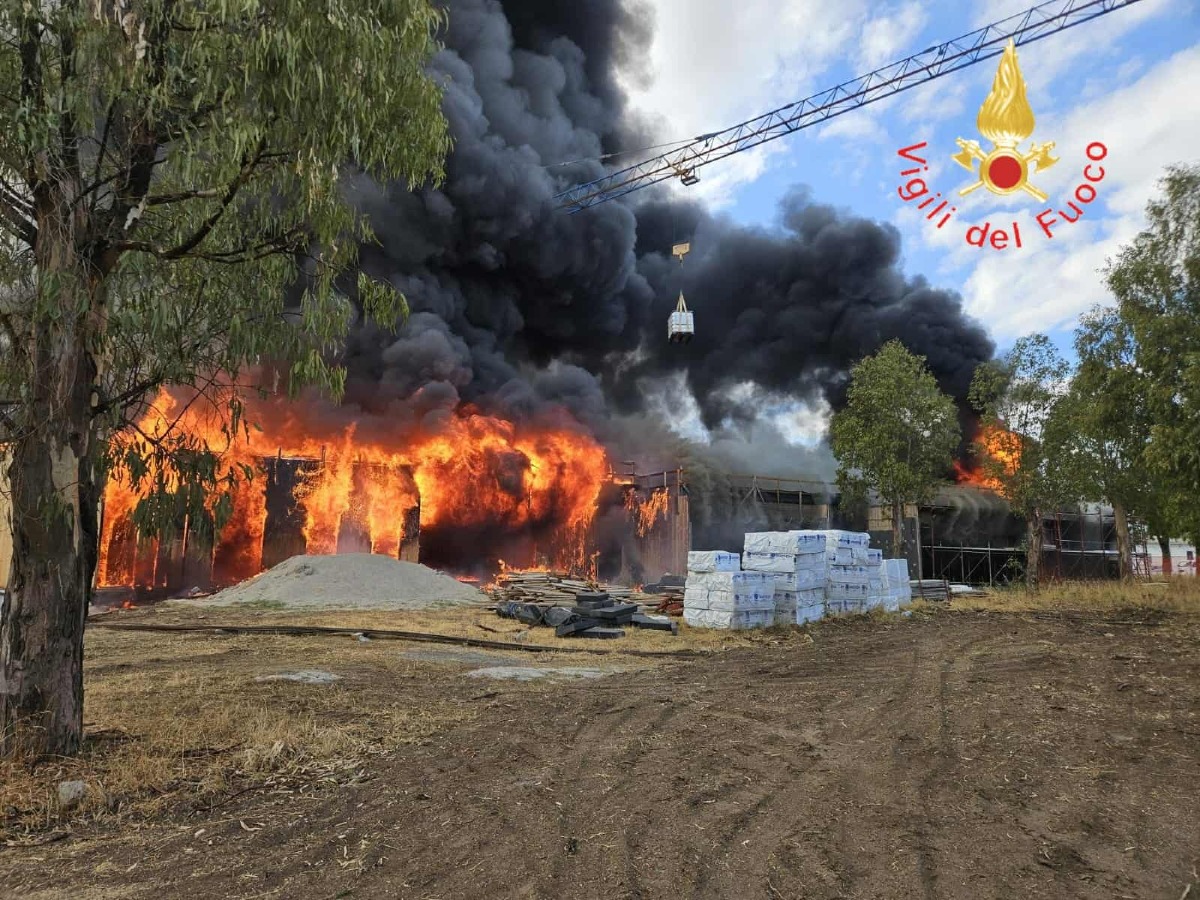 (Video) Isola di Capo Rizzuto, in fiamme la scuola di Villa Ilice: danni ingenti ma nessun ferito - 