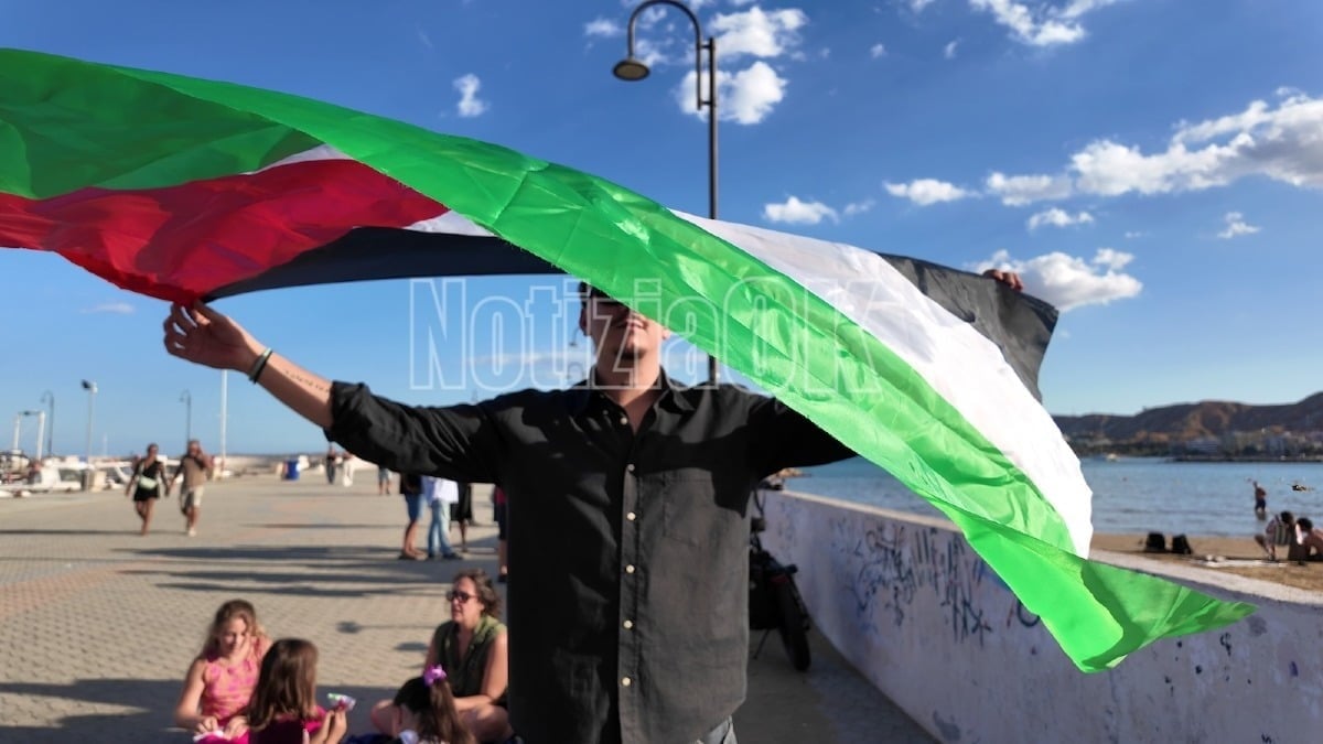 Crotone si mobilita per Gaza: flash mob e presidio in sostegno del popolo palestinese -  
