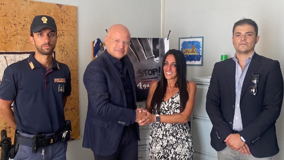 Il Questore di Crotone e Wanda Ferro vicini a Raffaella Angotti dopo l’intimidazione alla cooperativa Noemi - 