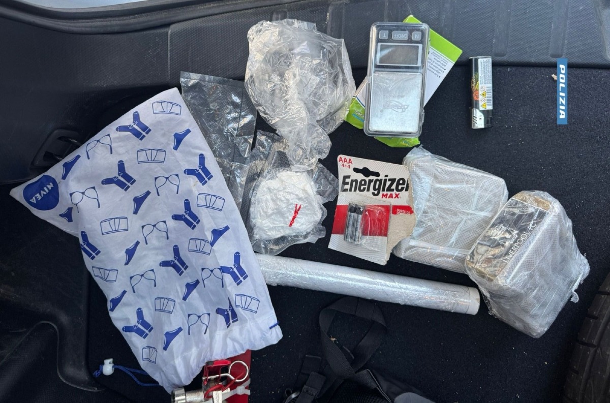 Scalea, blitz della Polizia: sequestrati 1 chilo di hashish e 80 grammi di cocaina - 