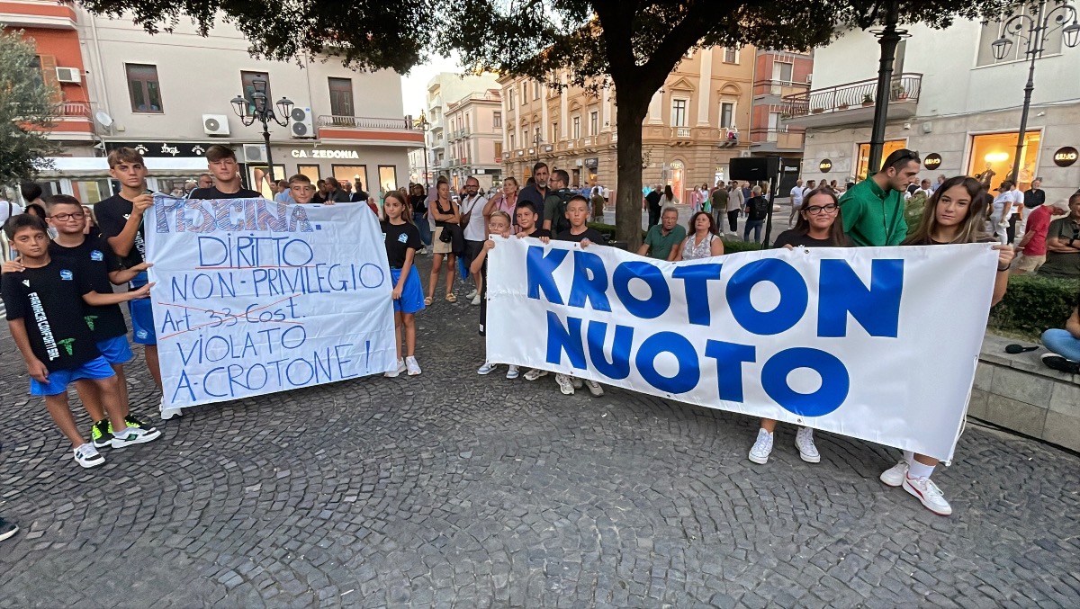Piscina comunale ancora negata, i giovani della Kroton Nuoto protestano in piazza -