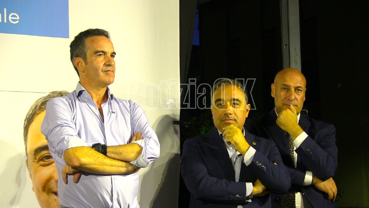 (VIDEO) Crotone, Occhiuto e Voce insieme sul palco per Ferrari: “Centrodestra unito” - 