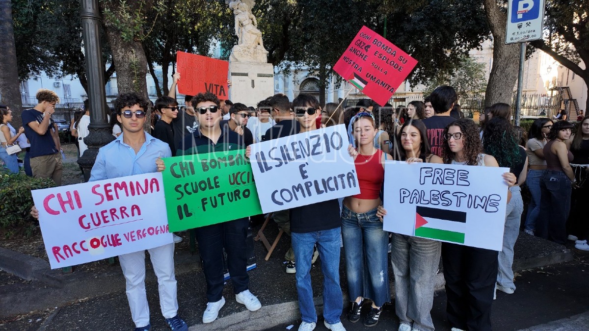 (VIDEO) A Crotone i giovani in piazza per Gaza: “Non possiamo restare indifferenti” - 