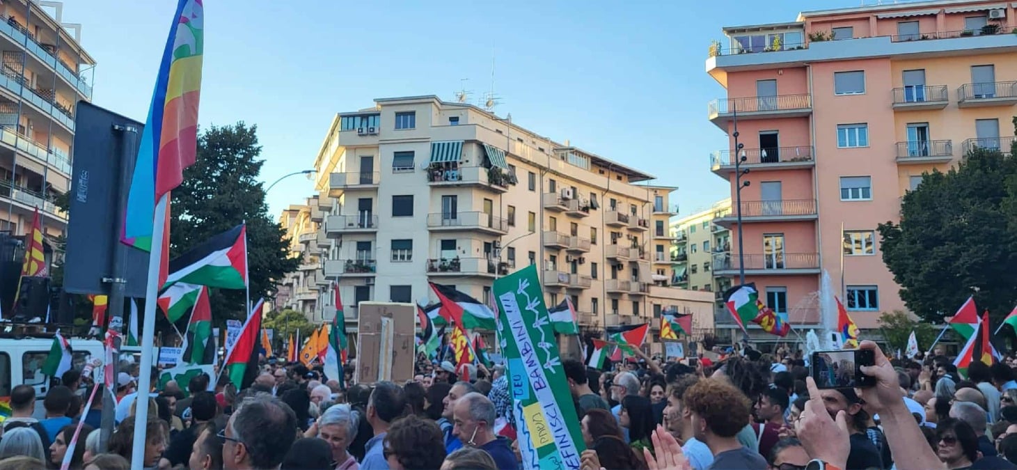 Il Comune di Cleto in piazza a Cosenza: “Basta al genocidio di Gaza” -