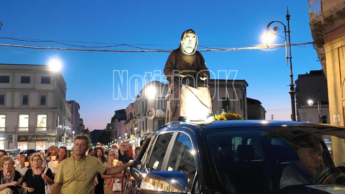 (VIDEO) Crotone, la devozione a Padre Pio e i volontari che aiutano i poveri - 